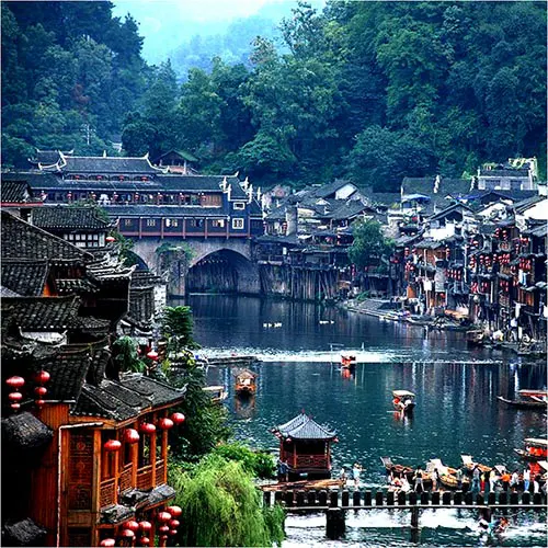 Cầu Hồng Kiều biểu tượng của Phượng Hoàng cổ trấn