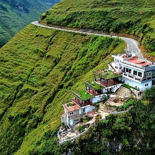 Quán cà phê Panorama trên đèo Mã Pì Lèng - điểm check in nổi bật trong tour Hà Giang Cao Bằng từ Hà Nội