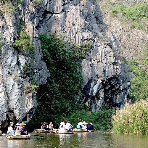 Đoàn khách đi thuyền tre trên đầm Vân Long ngắm cảnh