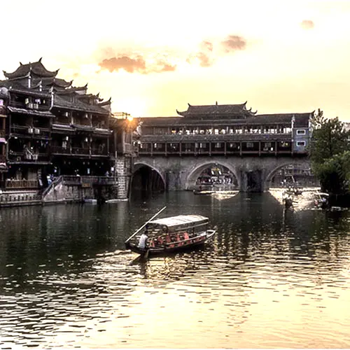 Cầu Hồng Kiều Hongqiao tại Phượng Hoàng Cổ Trấn Trung Quốc kiến trúc mái gỗ cổ