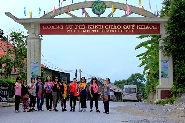 Đoàn khách của Etoco check-in cổng chào Hoàng Su Phì