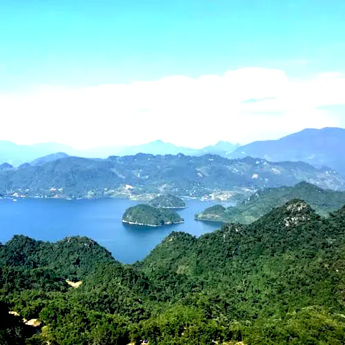 Cảnh hồ Ba Khan Hòa Bình trong tour Hang Kia Pà Cò 2 ngày 1 đêm