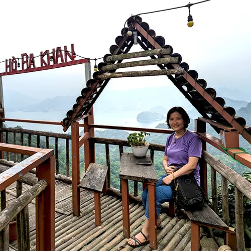 Du khách check-in hồ Ba Khan khi tham gia tour hồ Ba Khan thác Gò Lào, tận hưởng khung cảnh sông nước hữu tình