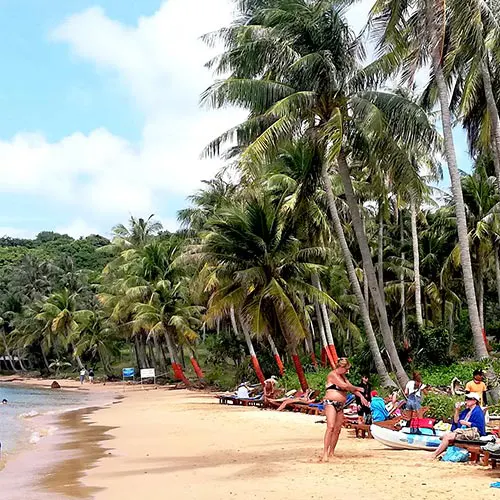 Bãi tắm Hòn Thơm với nước biển trong xanh và bãi cát vàng mịn