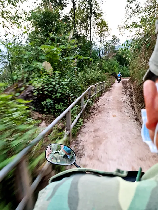 Đi xe máy 6 km để lên cột mốc