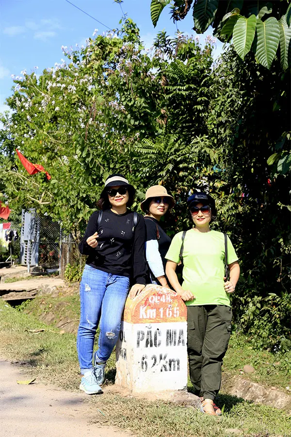 Check in các cột Km là sở thích của nhiều du khách