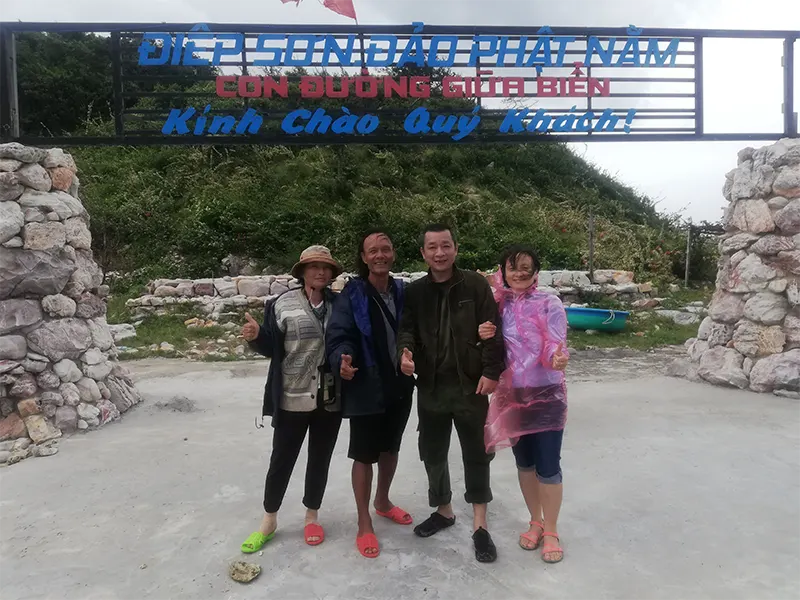 Ảnh chụp cùng chủ đảo Phật Nằm thuộc quần đảo Điệp Sơn