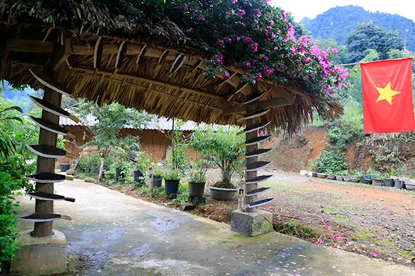Trang trí cổng bằng các con dao tại bản Sin Suối Hồ