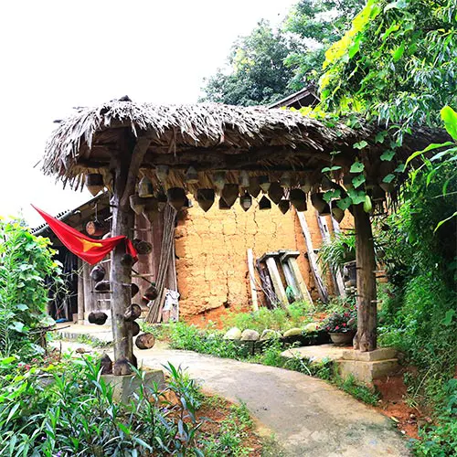 Trang trí cổng bằng các con Quay tại bản Sin Suối Hồ