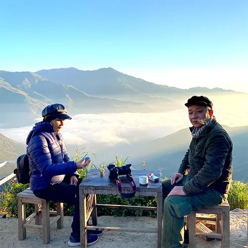 Du khách uống cafe ngắm mây tại Thiên đường mây trong tour Tà Xùa 2 ngày 1 đêm