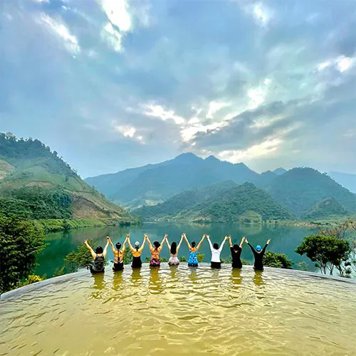 Trải nghiệm tắm khoáng nóng ở bể bơi vô cực trong tại hồ Suối Chiếu