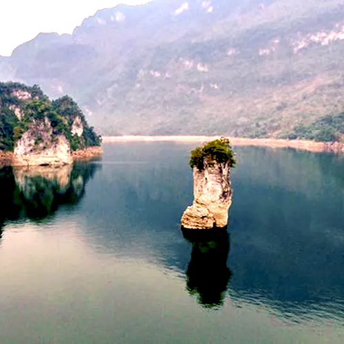 Cọc Vài Phạ trên hồ Na Hang