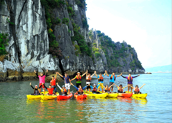 Chèo kayak trên vịnh Hạ Long