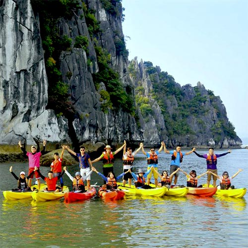 Chèo kayak trên vịnh Hạ Long