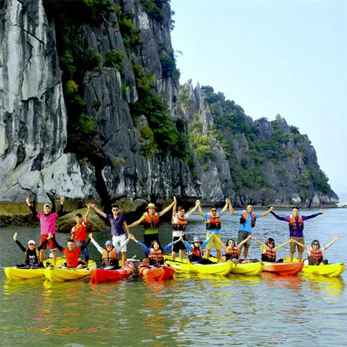 Chèo kayak khám phá vịnh trong tour Hạ Long ngủ trên tàu