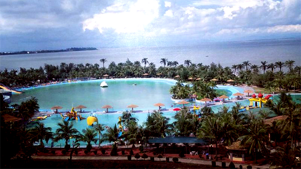 Bể bơi Hòn Dấu có tạo sóng, bãi cát và đảo dừa trong bể