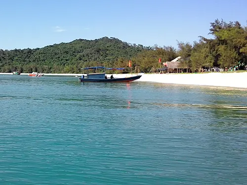 Thuyền đỗ bến biển xanh ngọc tại bãi tắm đảo Cô Tô - đảo du lịch đẹp vịnh Bái Tử Long