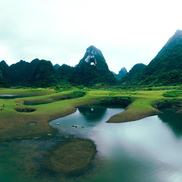Núi Thủng hay con gọi núi Mắt Thần tại huyện Quảng Hòa