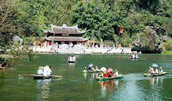 Đi thuyền vào chùa Hương Tích