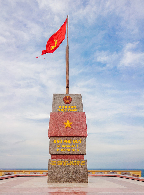 Ảnh Cột Cờ trên Đảo Phú Quý Bình Thuận