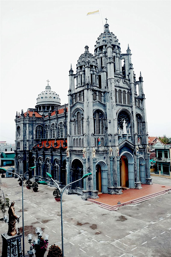 Nhà thờ giáo xứ Thánh Danh thuộc xã Xuân Trung, Xuân Trường, Nam Định