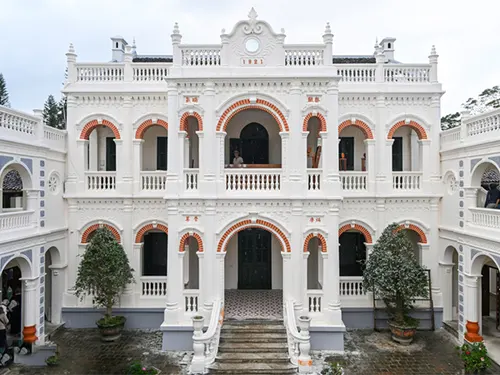 Diện mạo mới dinh Hoàng A Tưởng gây tranh cãi%>