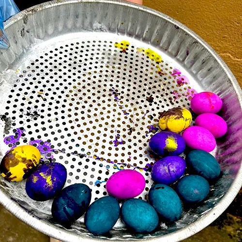 Trứng được nhuộm màu cha mẹ tặng con cái trong dịp Tết Gà Ma O của người Hà Nhì%>