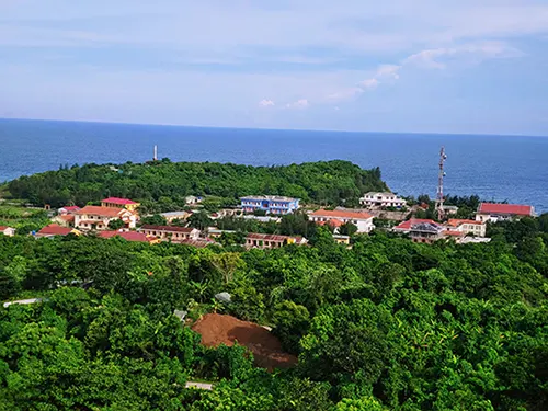 Màu xanh là sắc chủ đạo của đảo khi gần 74% diện tích là rừng tự nhiên
