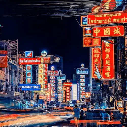 Phố China Town Bangkok về đêm rực rỡ ánh đèn neon và biển hiệu chữ Hán