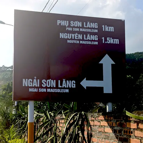 Biển chỉ dẫn đến các lăng mộ vua Trần tại Đông Triều Quảng Ninh