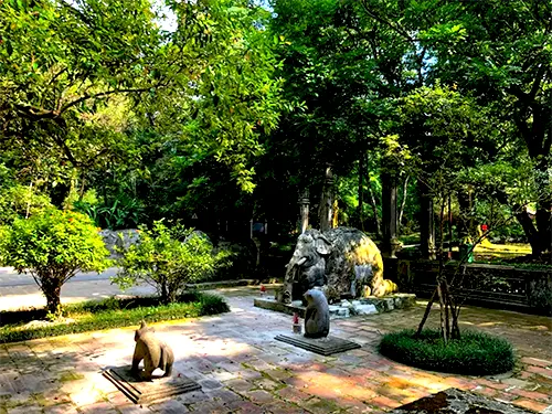Sân chầu tại khi di tích Lam Sơn