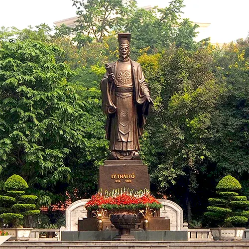 Tượng đài vua Lý Thái Tổ tại vườn hoa Lý Thái Tổ bên hồ Hoàn Kiếm Hà Nội