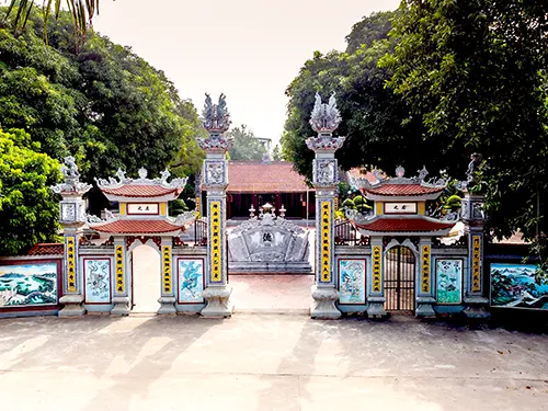 Đền Rồng là nơi thờ vua bà Lý Chiêu Hoàng tại Từ Sơn, Bắc Ninh, nữ hoàng đầu tiên và duy nhất trong lịch sử
