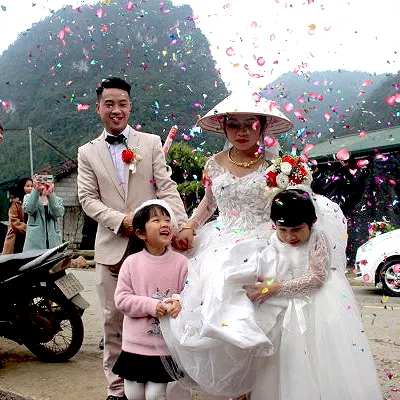 Cô dâu Tày đội nón khi rời nhà bố mẹ để về nhà chồng trong ngày cưới