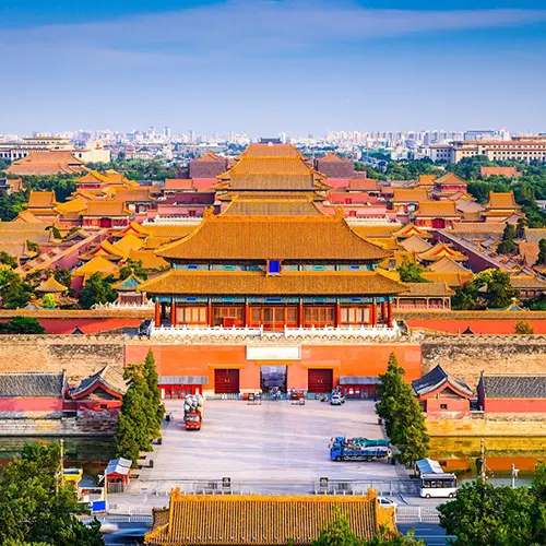 Tử Cấm Thành nhìn từ công viên Cảnh Sơn, phía trước là cổng Thần Vũ Môn và hào nước - lối khách ra sau khi tham quan