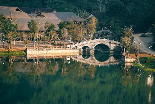 Hế thống sông, hồ đường đi bộ được xây dựng hài hòa khiến Thung Ui đẹp như một bức tranh