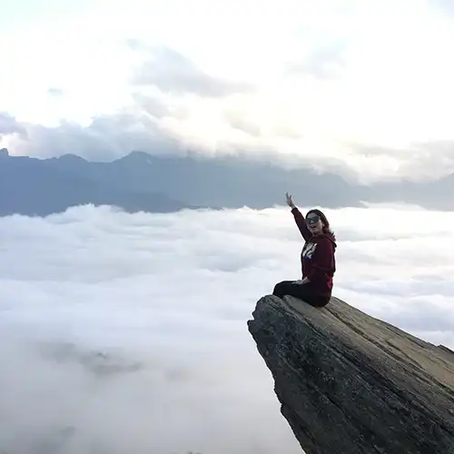 Y Tý mùa săn mây