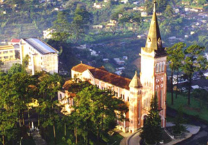 Nhà thờ chính tòa Thánh Nicôla Bari hay còn gọi nhà thờ Con Gà Đà Lạt