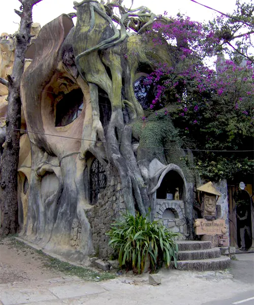 Mặt tiền Biệt thự Hằng Nga (Crazy House) với kiến trúc hữu cơ rễ cây kỳ dị tại Đà Lạt