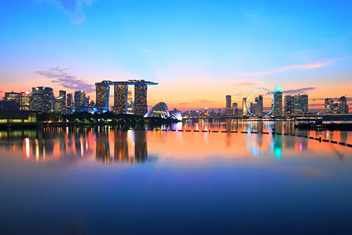 Marina Bay Sands và đường chân trời Singapore lúc hoàng hôn phản chiếu trên mặt vịnh