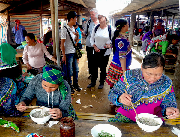 Ảnh Chợ phiên Sín Chéng thứ 4 hàng tuần hấp dẫn du khách nước ngoài