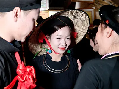Độc đáo phong tục đội nón cưới của cô dâu Tày ở Cao Bằng